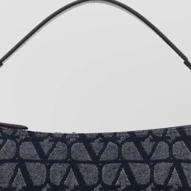 Valentino Garavani Monogram Schultertasche in Marineblau, Detail