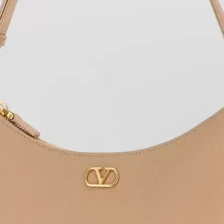 Sac Valentino Garavani VLogo Signature Mini en beige, détail