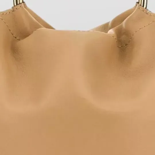 Valentino Garavani Tote em pele em Castanho-claro, pormenor