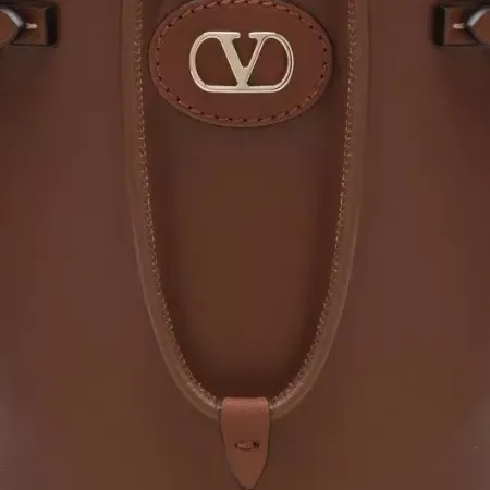 Valentino Garavani Antibes in Marrone, dettaglio