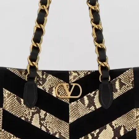Valentino Garavani Laseine em Preto, pormenor