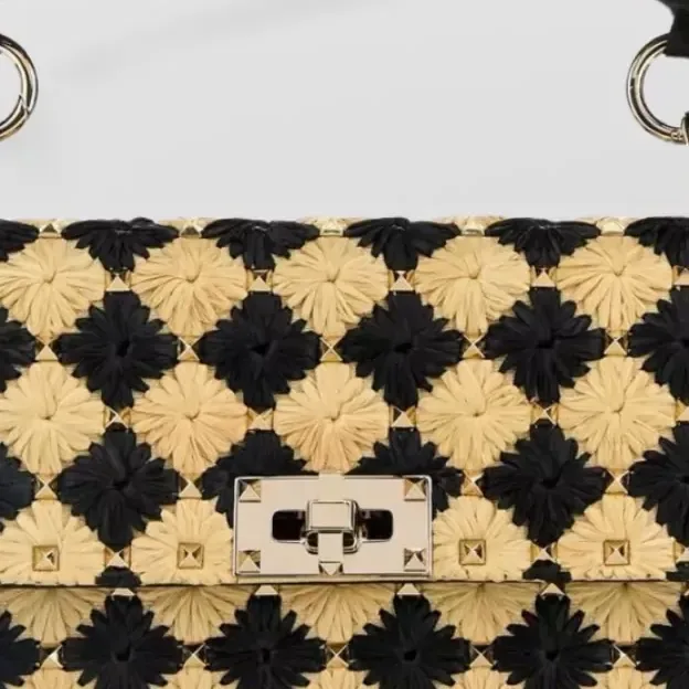 Valentino Garavani Rockstud Spike Medium Umhängetasche in Schwarz, Detail