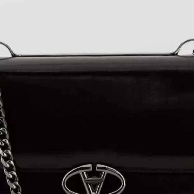 Valentino Garavani VLogo Signature Medium, черный, деталь