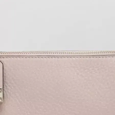 Valentino Garavani Studded Top Handle Clutch en rosa, detalle