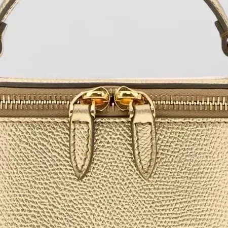 Mini pochette Valentino Garavani VLogo Signature dorée, détail