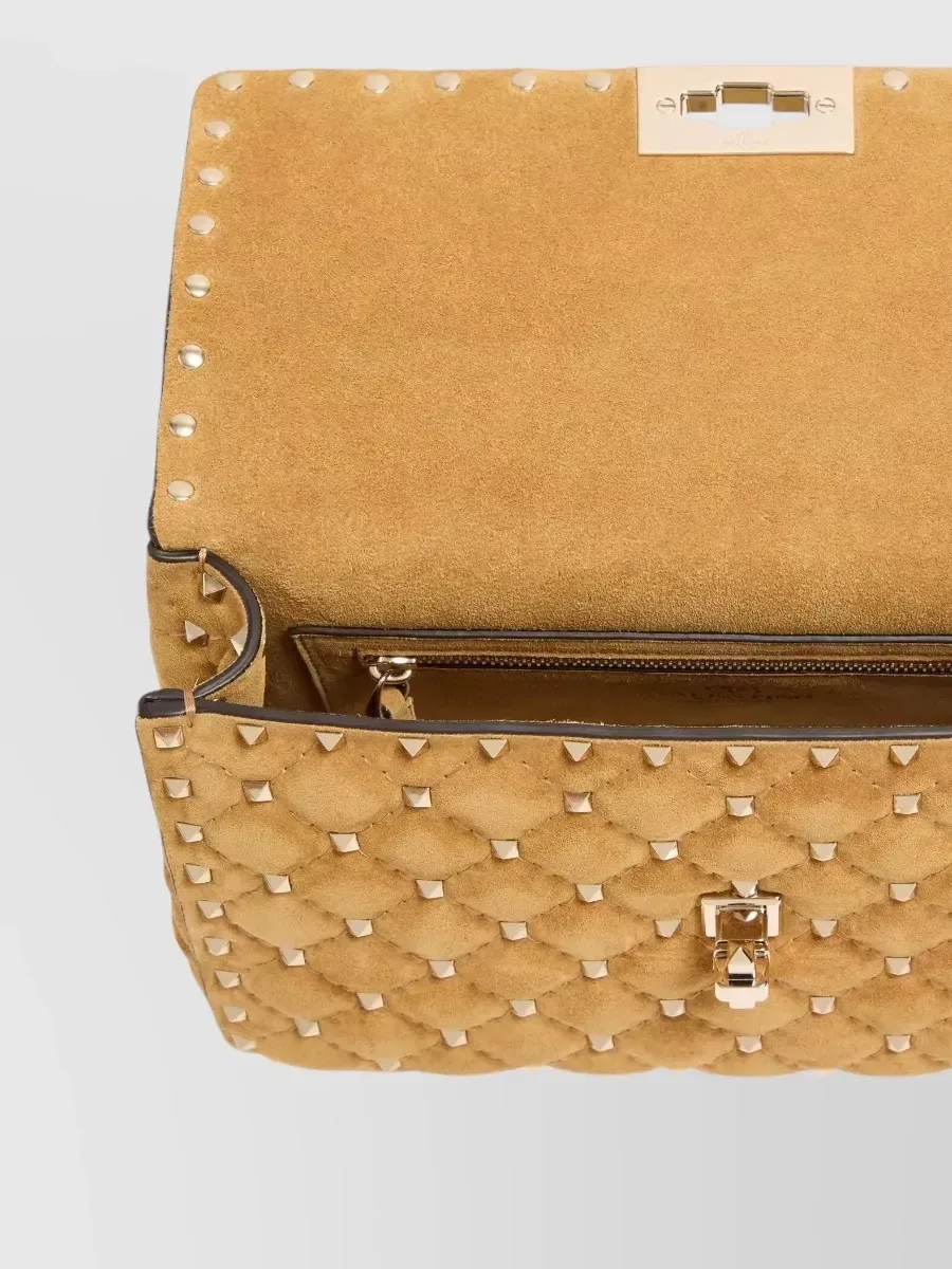 Valentino Garavani Rockstud Spike Medium Quilted Clutch in Beige, Foto 4