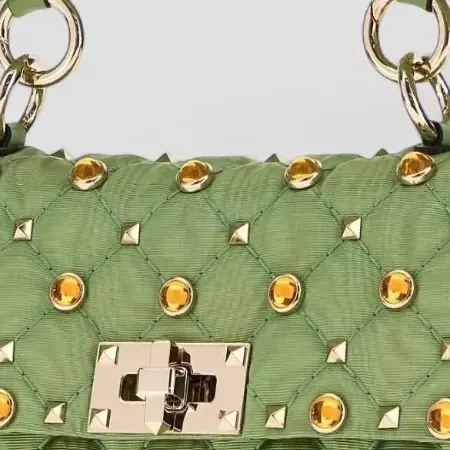 Pochette Valentino Garavani Rockstud Spike en tissu vert, détail