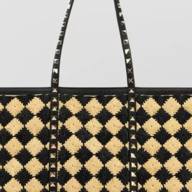 Valentino Garavani Raffia Schultertasche in Schwarz, Detail