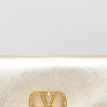 Pochette Valentino Garavani Metallic Fold-Over in oro, dettaglio