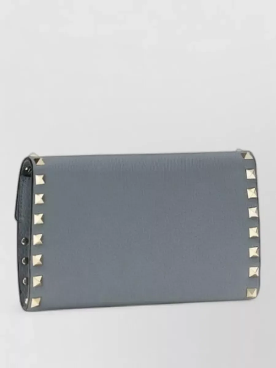 Pochette Valentino Garavani Studded Chain bleue, silhouette compacte