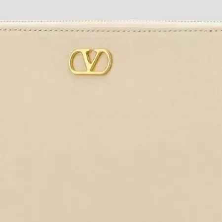 Valentino Garavani Zip Clutch in Beige, detail