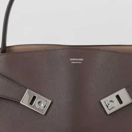 Ferragamo Leather Tote en marrón, detalle