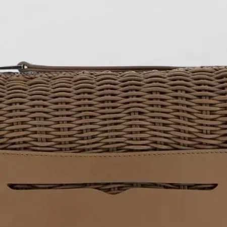 JW Anderson Loafer Bag Woven em castanho, pormenor