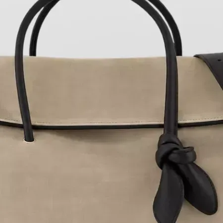 Jacquemus Le Turismo in Beige, Detail