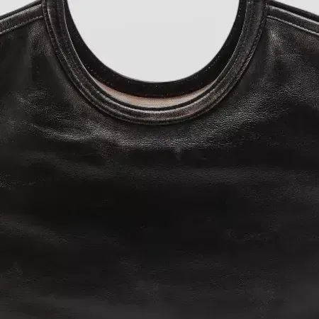 Miu Miu Circle Handle Tote en negro, detalle