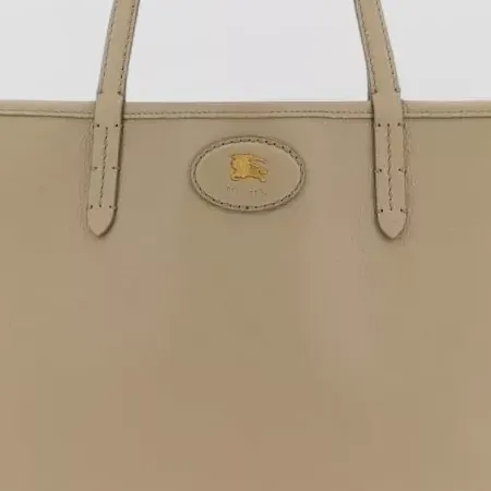Mala tote Burberry em pele de vitelo bege, detalhe