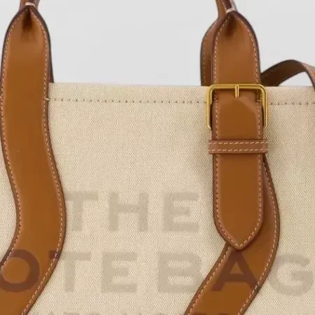 Marc Jacobs The Tote Bag Medium in Beige, detail