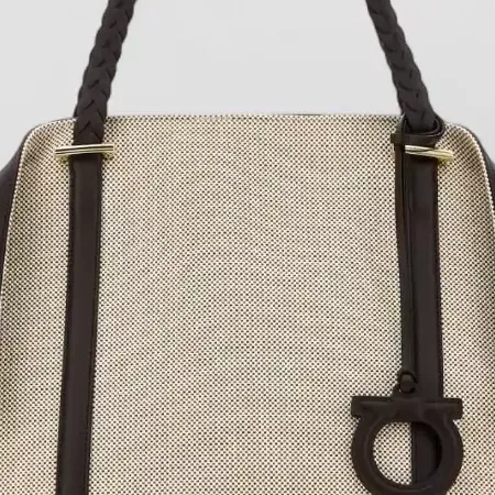 Bolso tote Ferragamo de algodón en beige, detalle