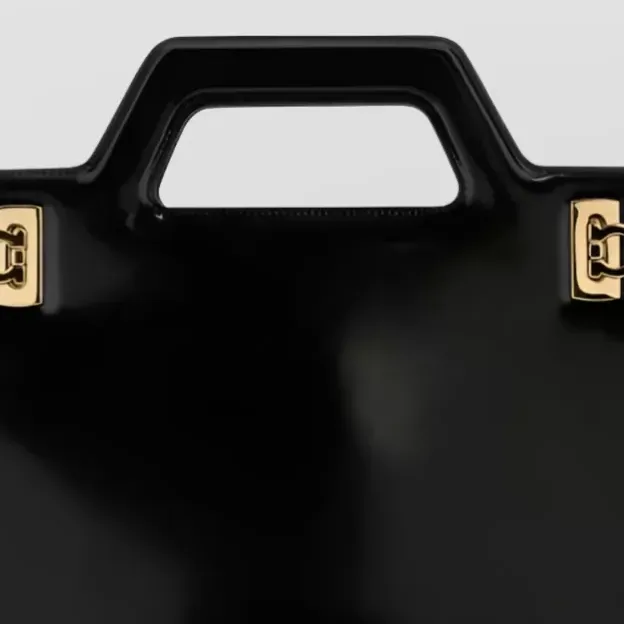حقيبة Ferragamo Gancini Small باللون الأسود، تفصيل