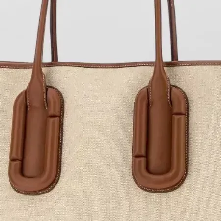 Marc Jacobs The Tote Bag Large in Beige, detail