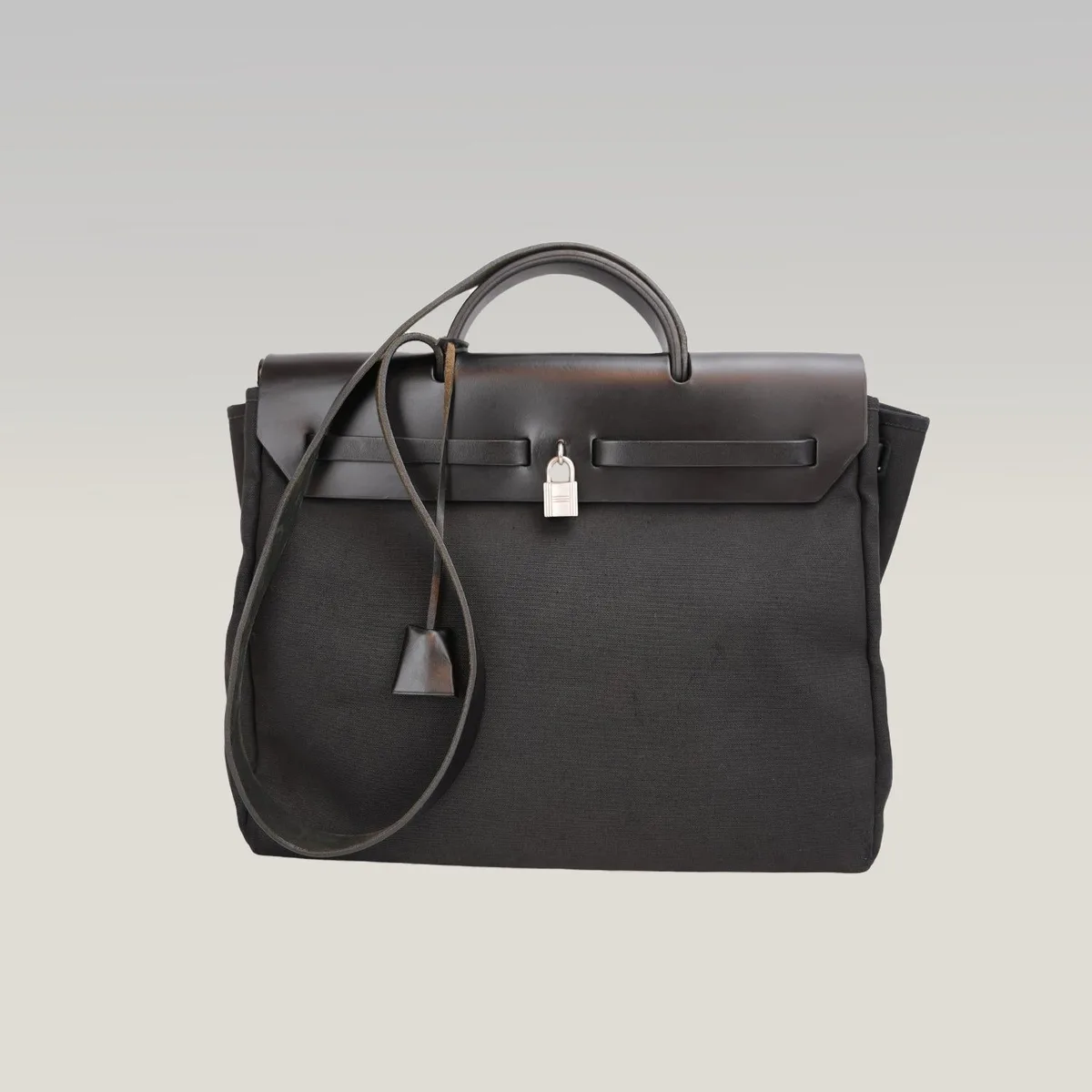 Hermès Herbag 31 in Schwarz, Foto 3