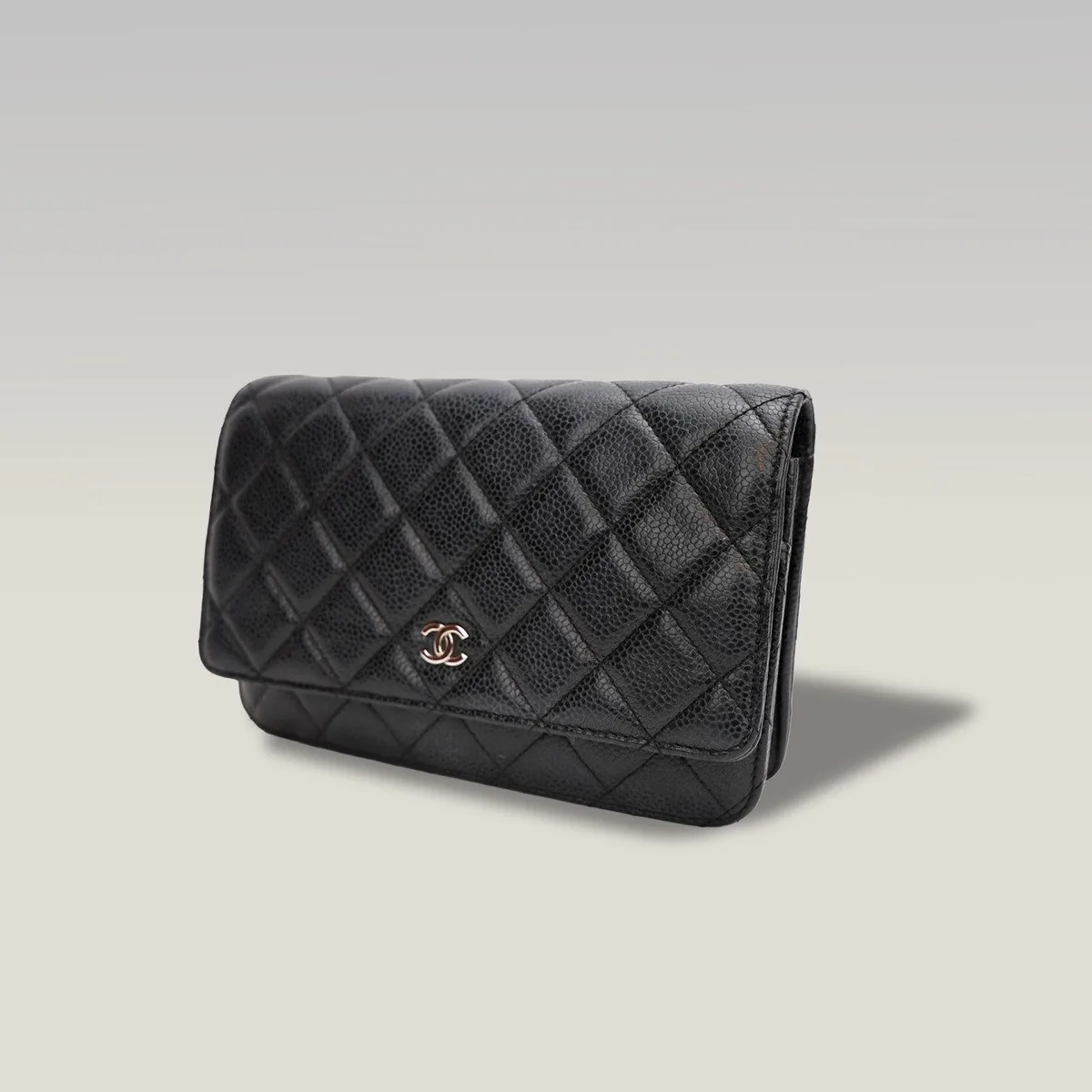 Pre-owned Chanel wallet on chain in black quilted leather with silver-tone hardware and leather-threaded chain