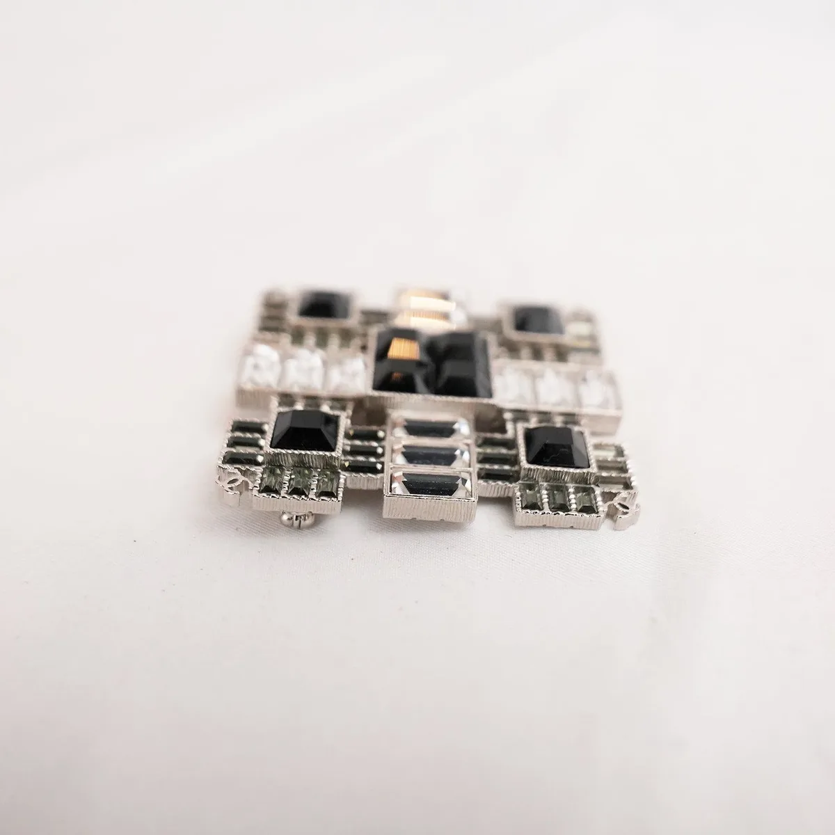Spilla quadrata con cristalli Chanel in nero e argento, foto 5