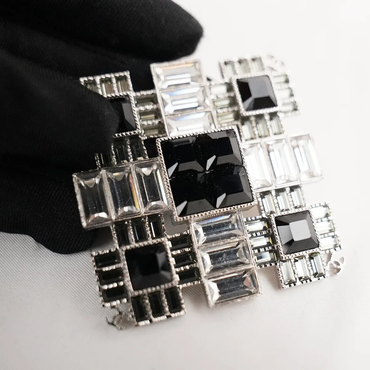 Spilla quadrata con cristalli Chanel in nero e argento, foto 6