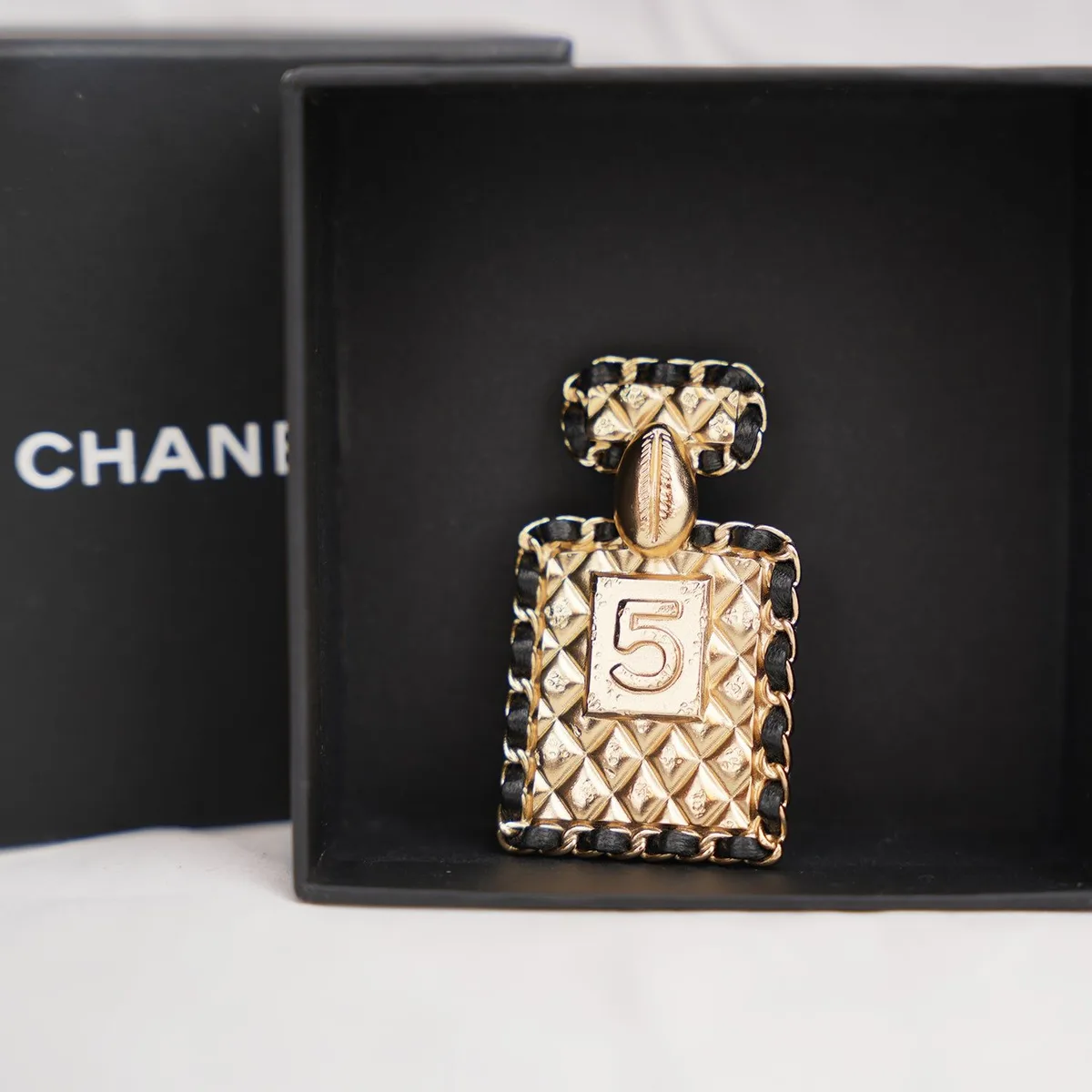 Chanel Vintage N°5 Brooch in Gold, photo 2