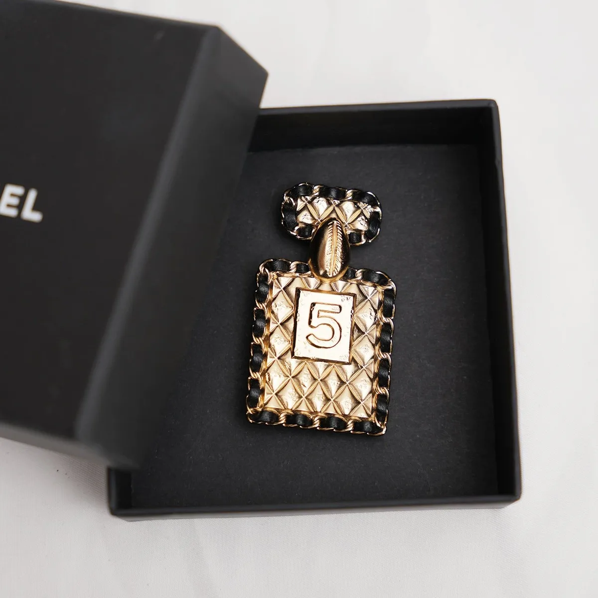 Chanel Vintage N°5 Brooch in Gold, photo 3