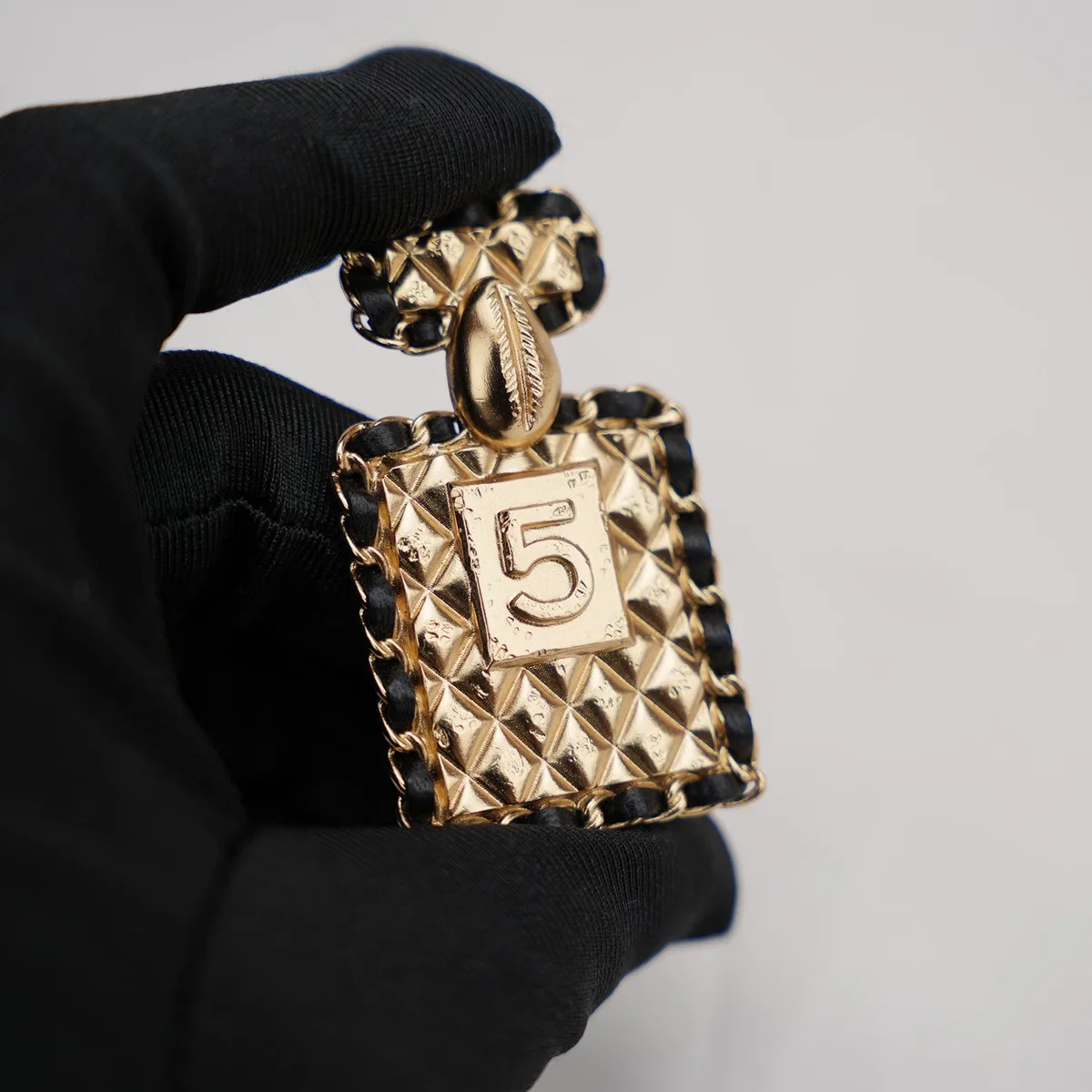 Chanel Vintage N°5 Brooch in Gold, photo 4