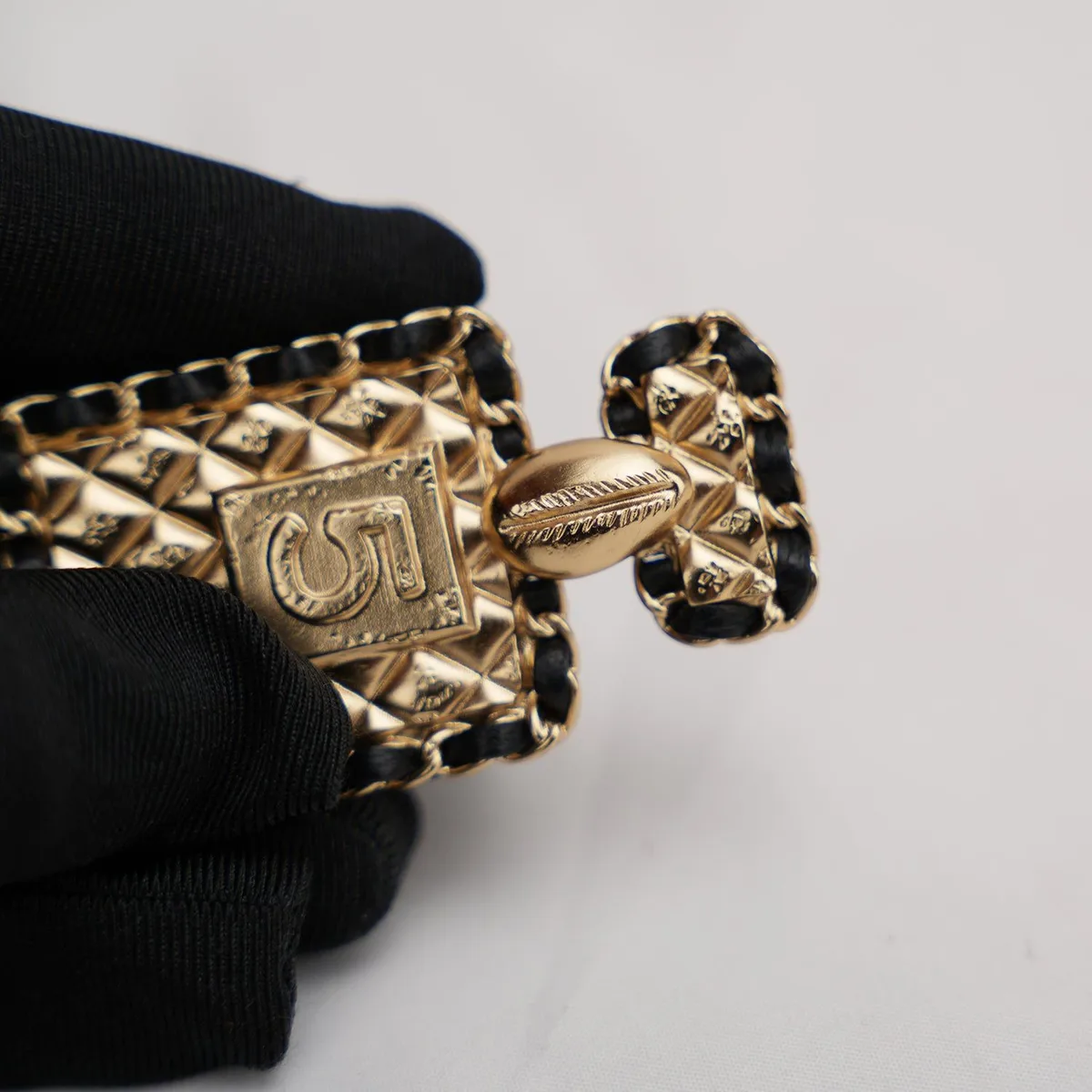 Chanel Vintage N°5 Brooch in Gold, photo 6