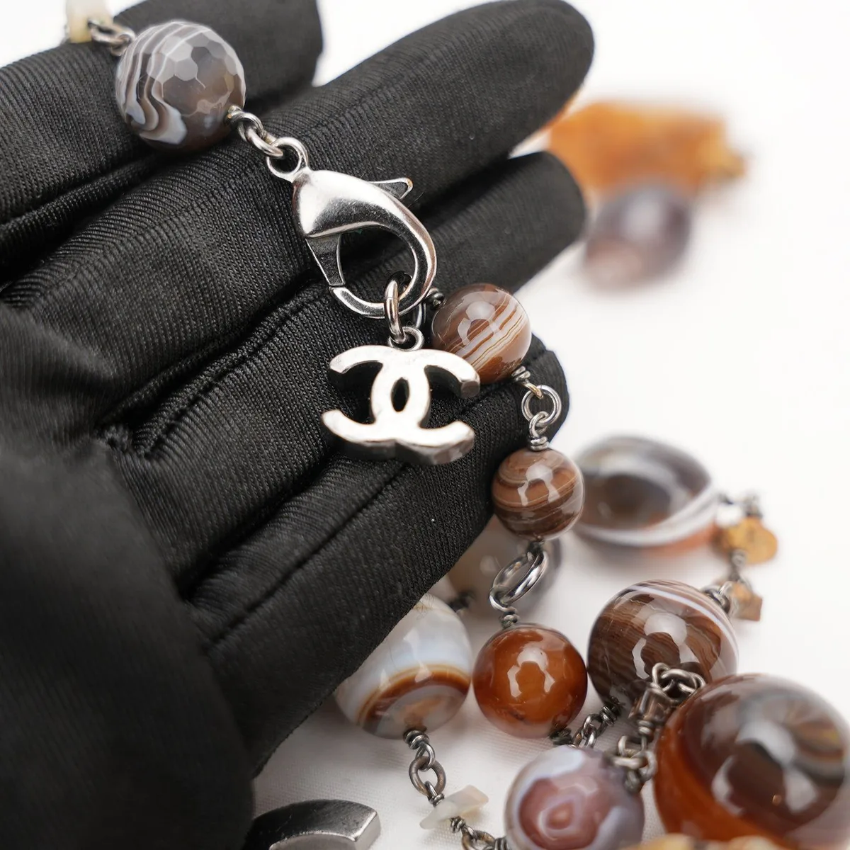 Chanel collana lunga CC argento e multicolore, foto 4