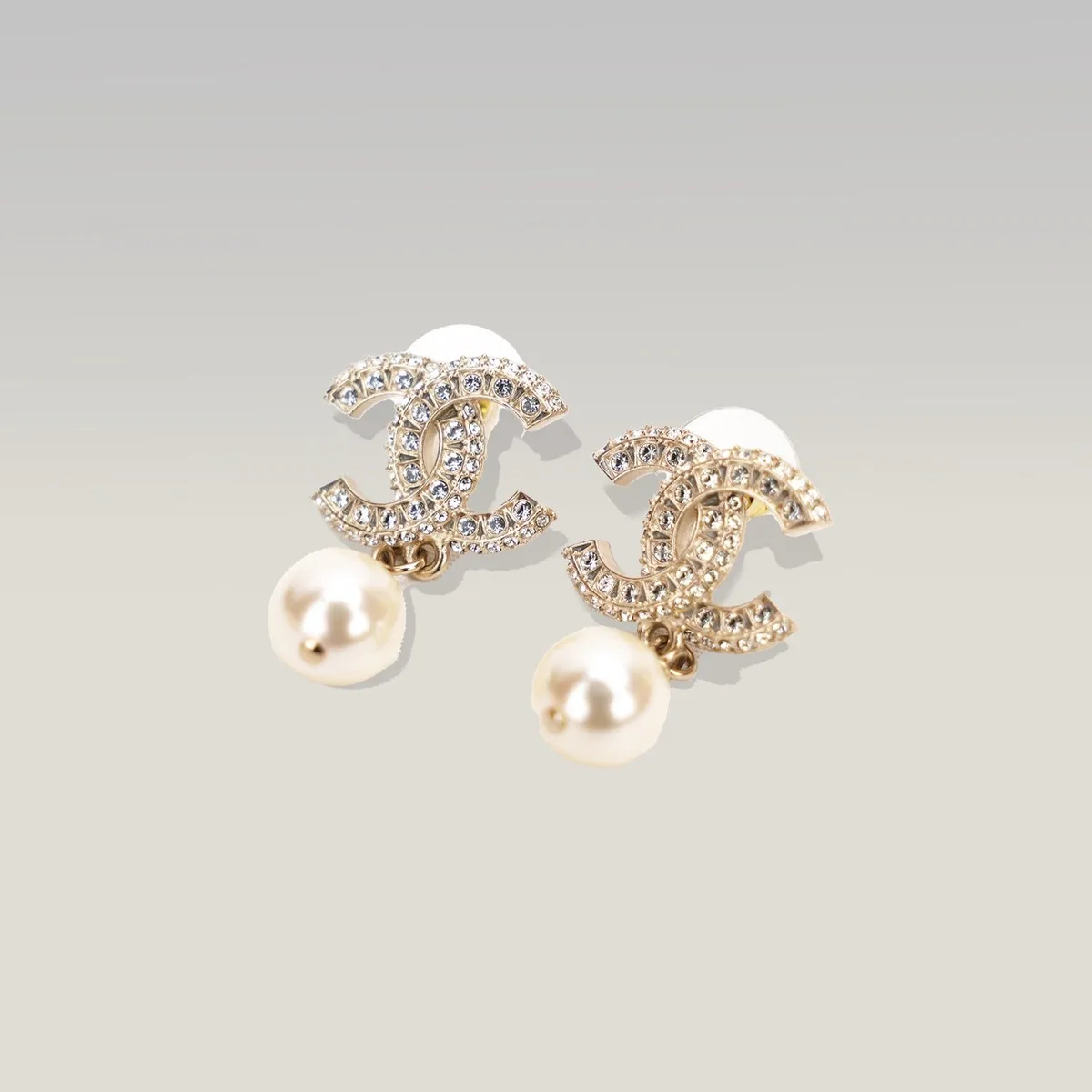 Chanel CC Pearl and Rhinestone Earrings in Gold, photo 3