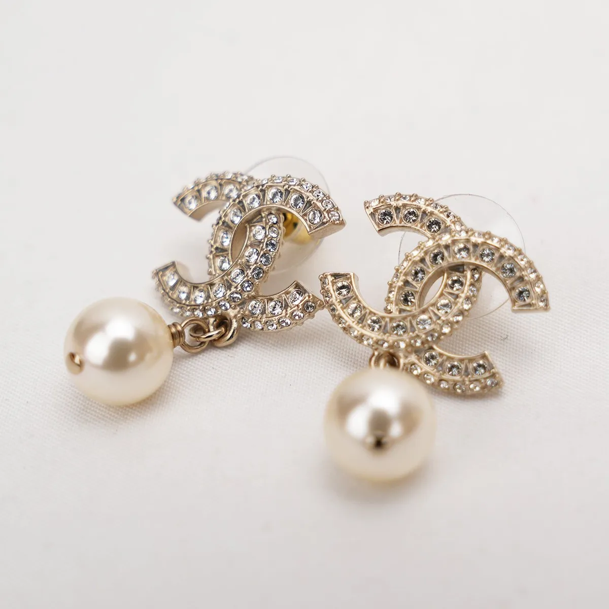 Chanel CC Pearl and Rhinestone Earrings in Gold, photo 4
