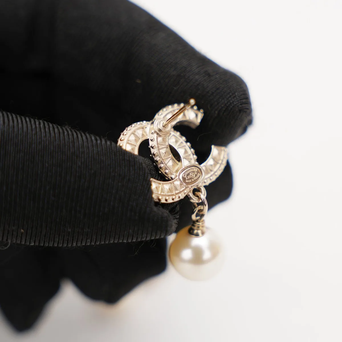 Chanel CC Pearl and Rhinestone Earrings in Gold, photo 5
