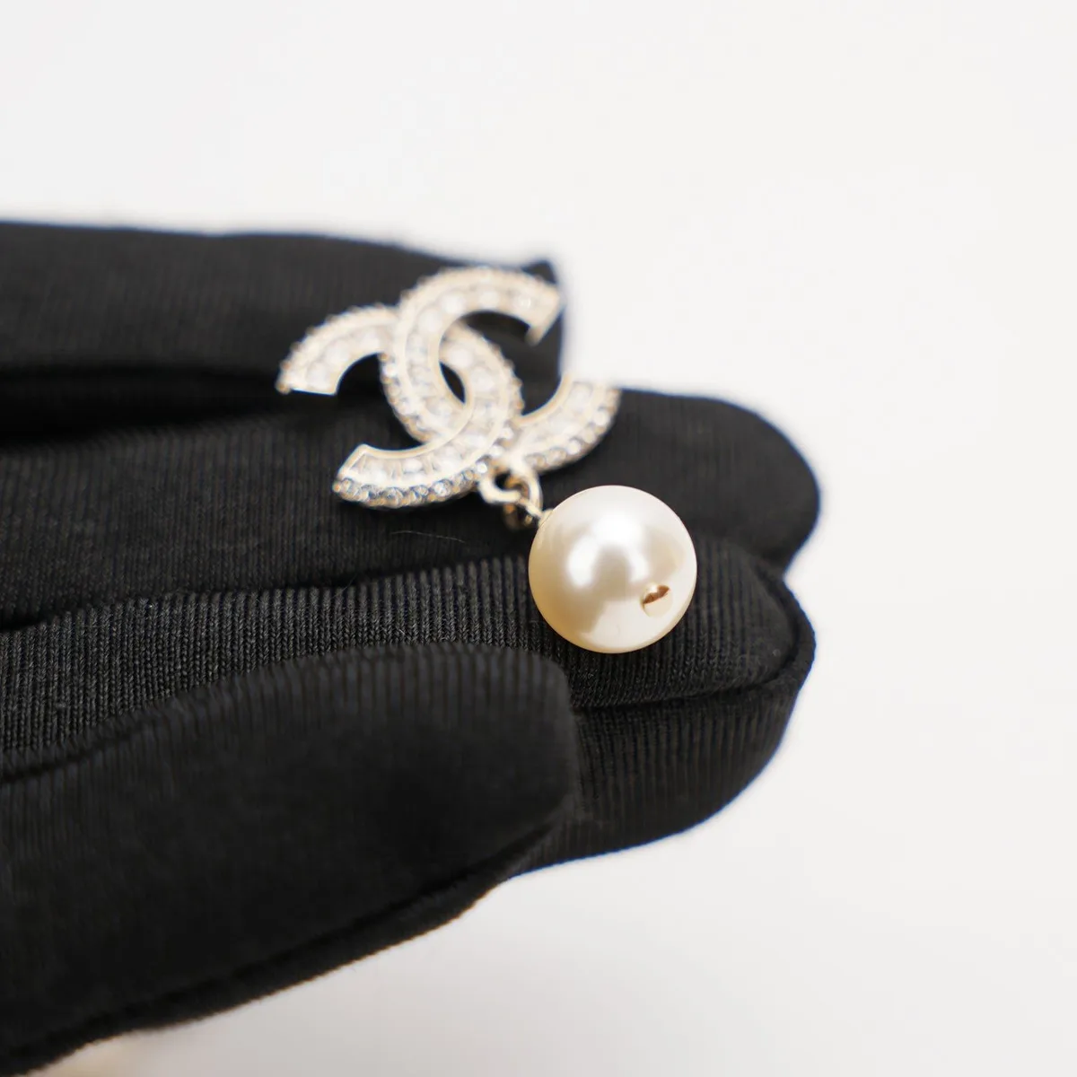 Chanel CC Pearl and Rhinestone Earrings in Gold, photo 6