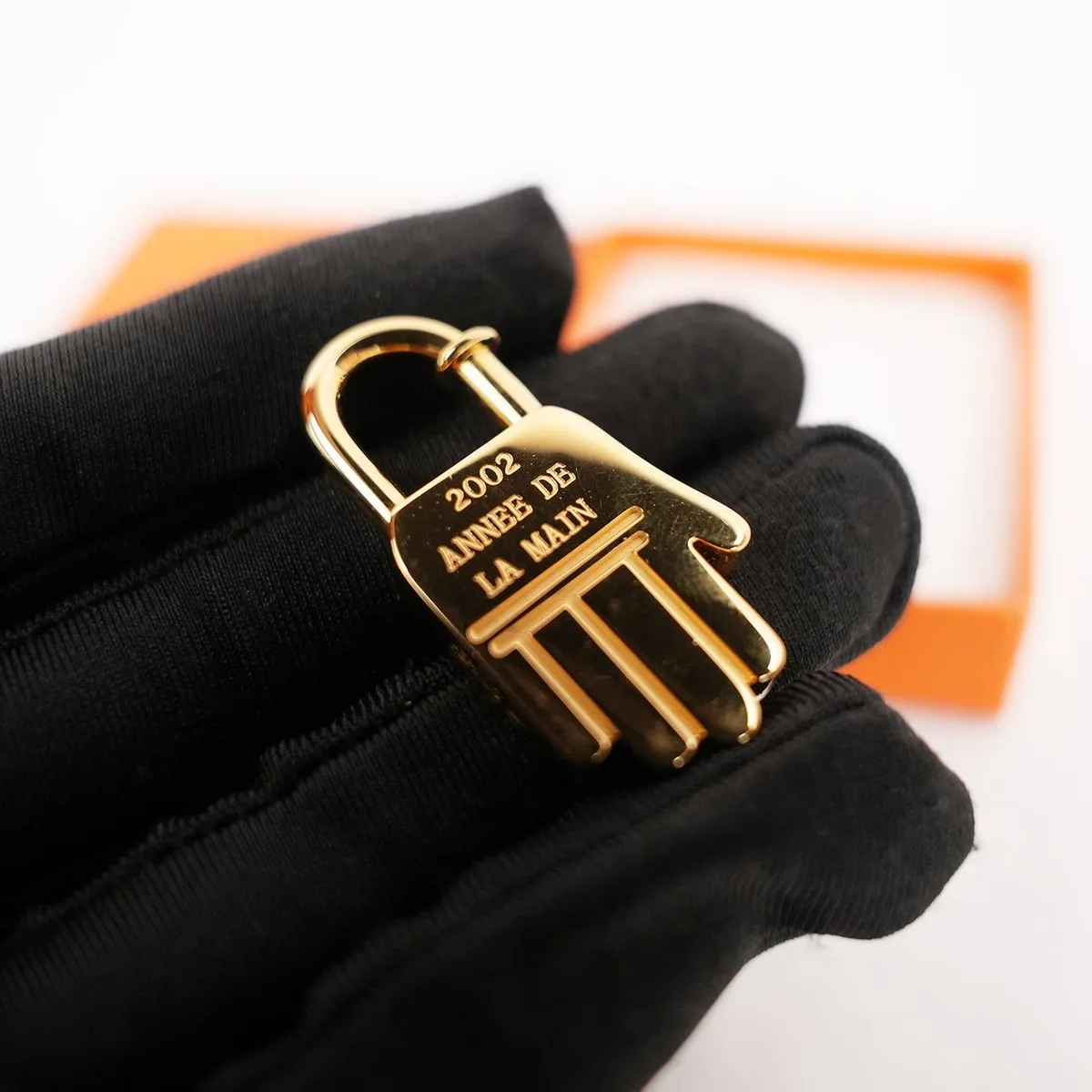 Hermès Cadena Année de la Main 2002 in Gold, photo 3