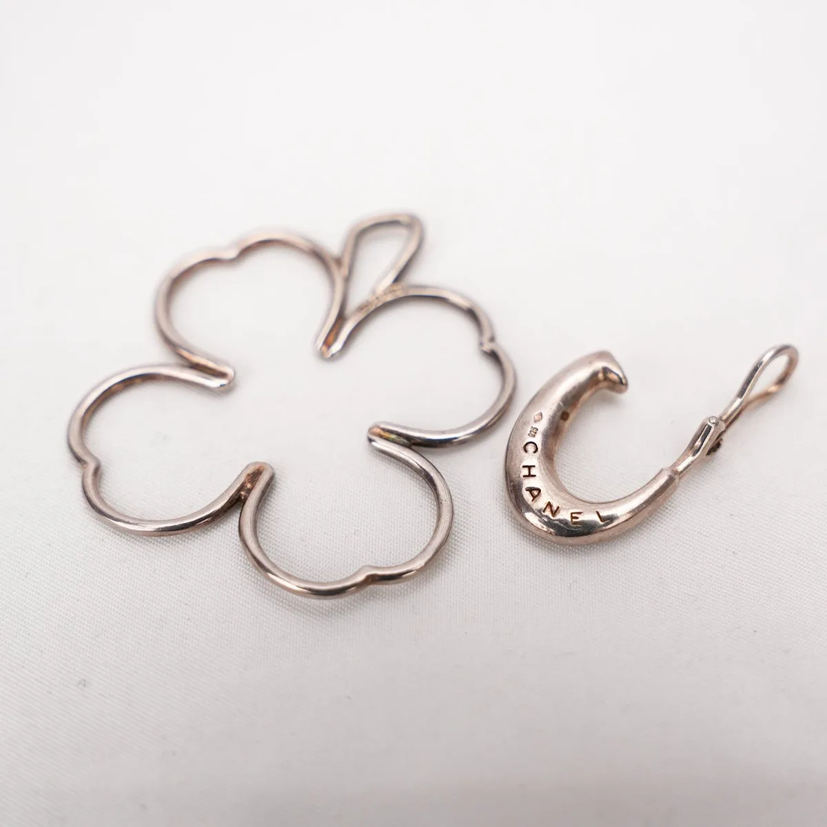 Chanel CC Clover Clip-On Earrings in Gold, photo 3