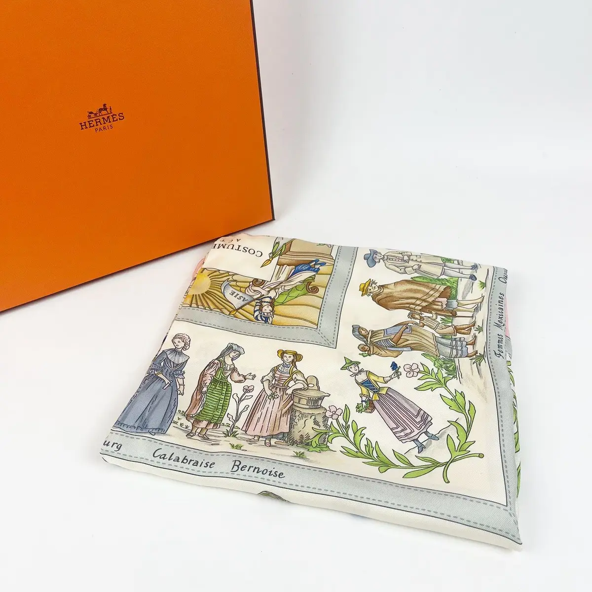 Hermès Carré 90 Costumes Civils in Multicolour, photo 2