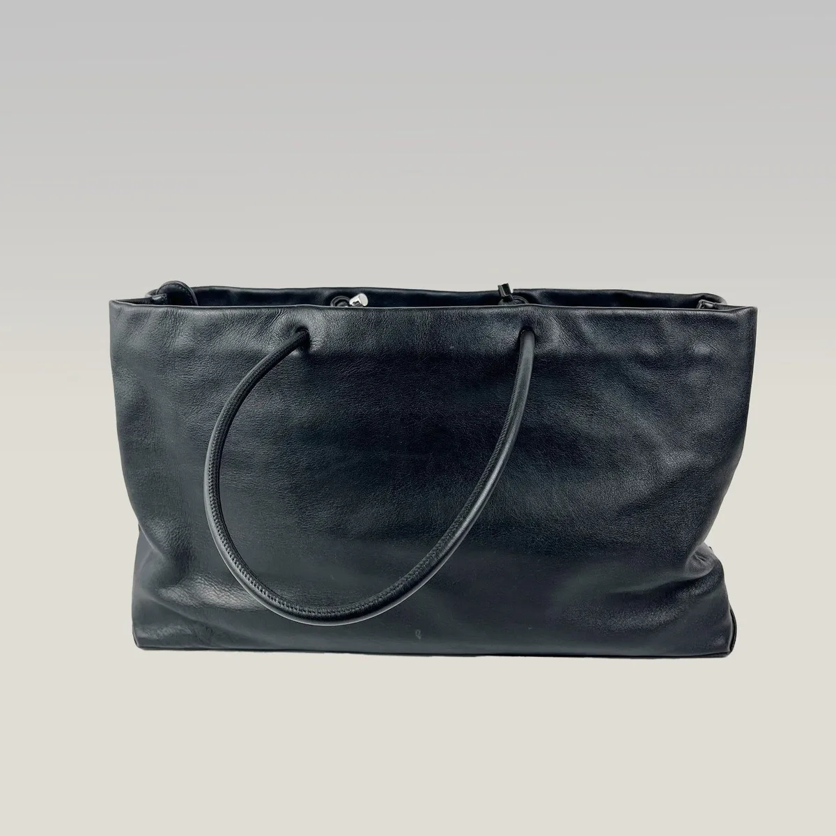 Chanel 31 Rue Cambon Tote in Black, photo 3