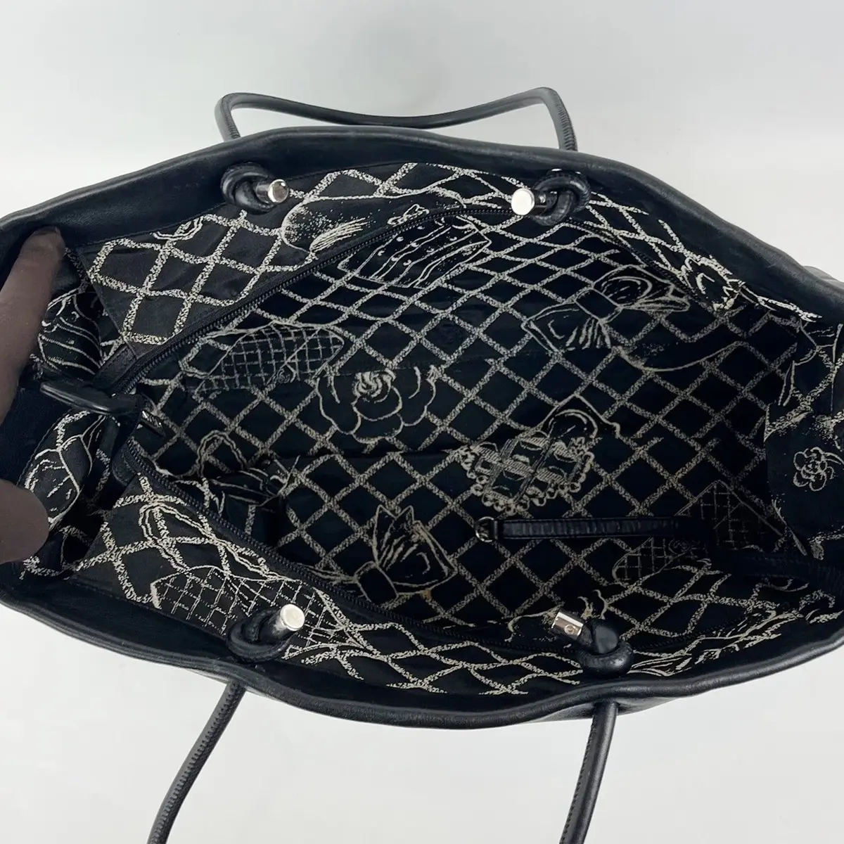 Chanel 31 Rue Cambon Tote in Black, photo 4