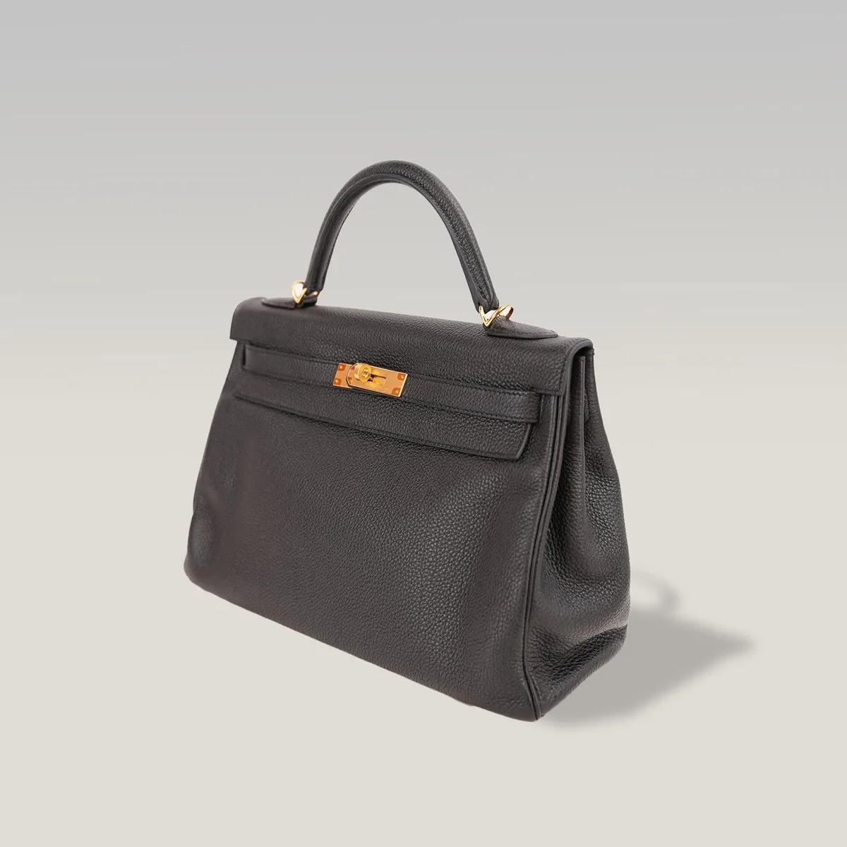 Hermès Kelly 32 Retourne in Black Hammered Leather with Gold Hardware