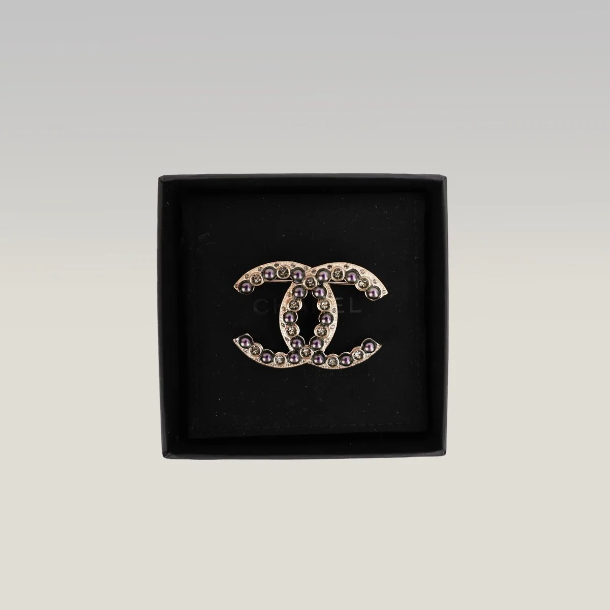 Chanel CC Brooch 22C in Purple and Silver, photo 2