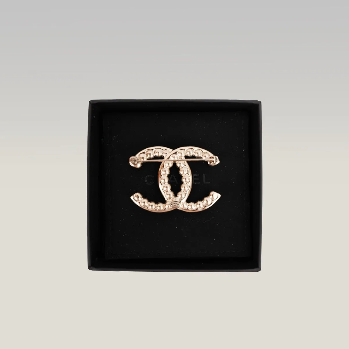 Chanel CC Brooch 22C in Purple and Silver, photo 3