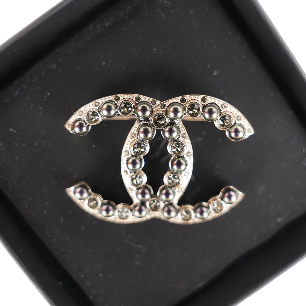 Chanel CC Brooch 22C in Purple and Silver, photo 4