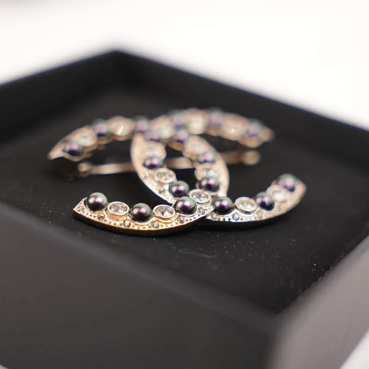 Chanel CC Brooch 22C in Purple and Silver, photo 5