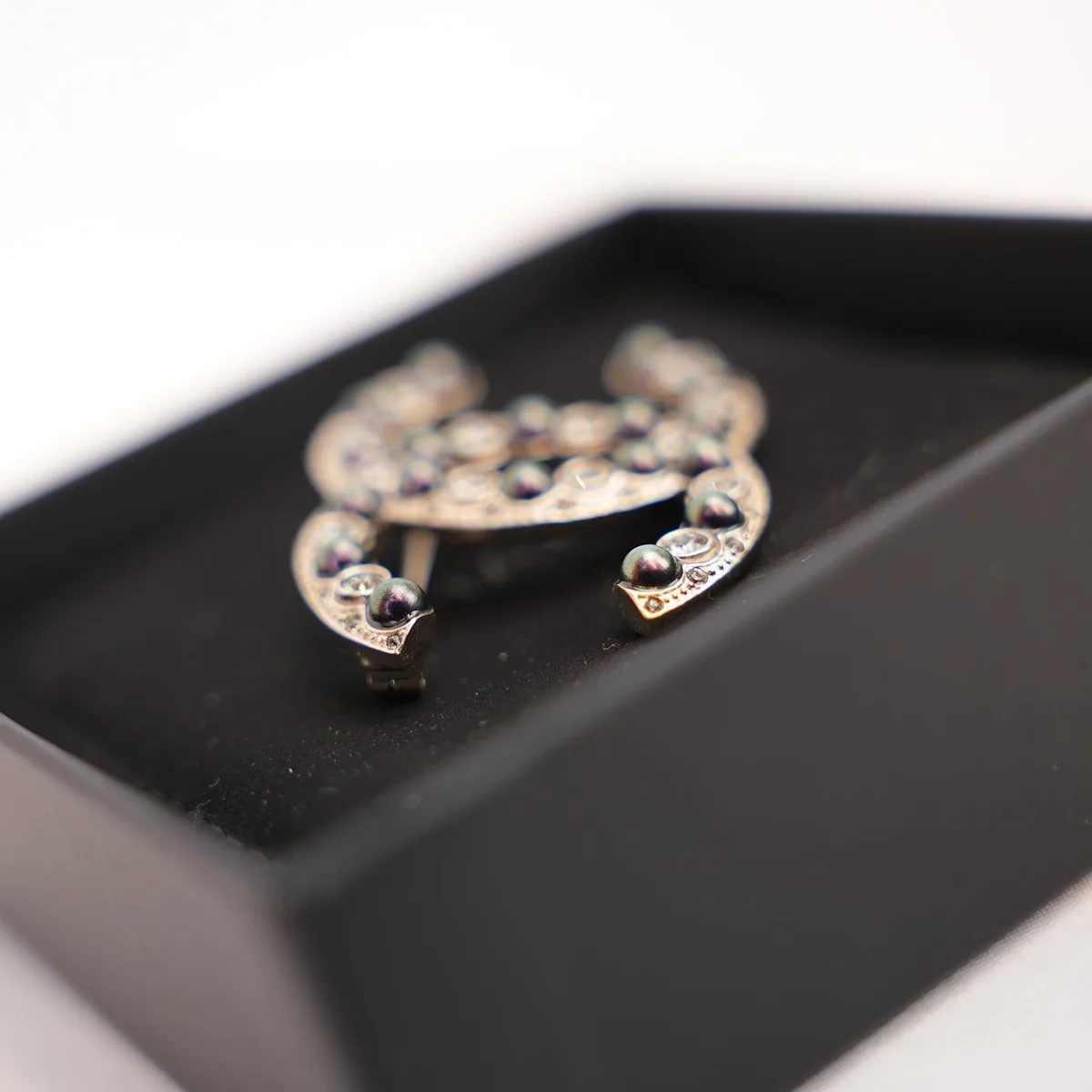 Chanel CC Brooch 22C in Purple and Silver, photo 6