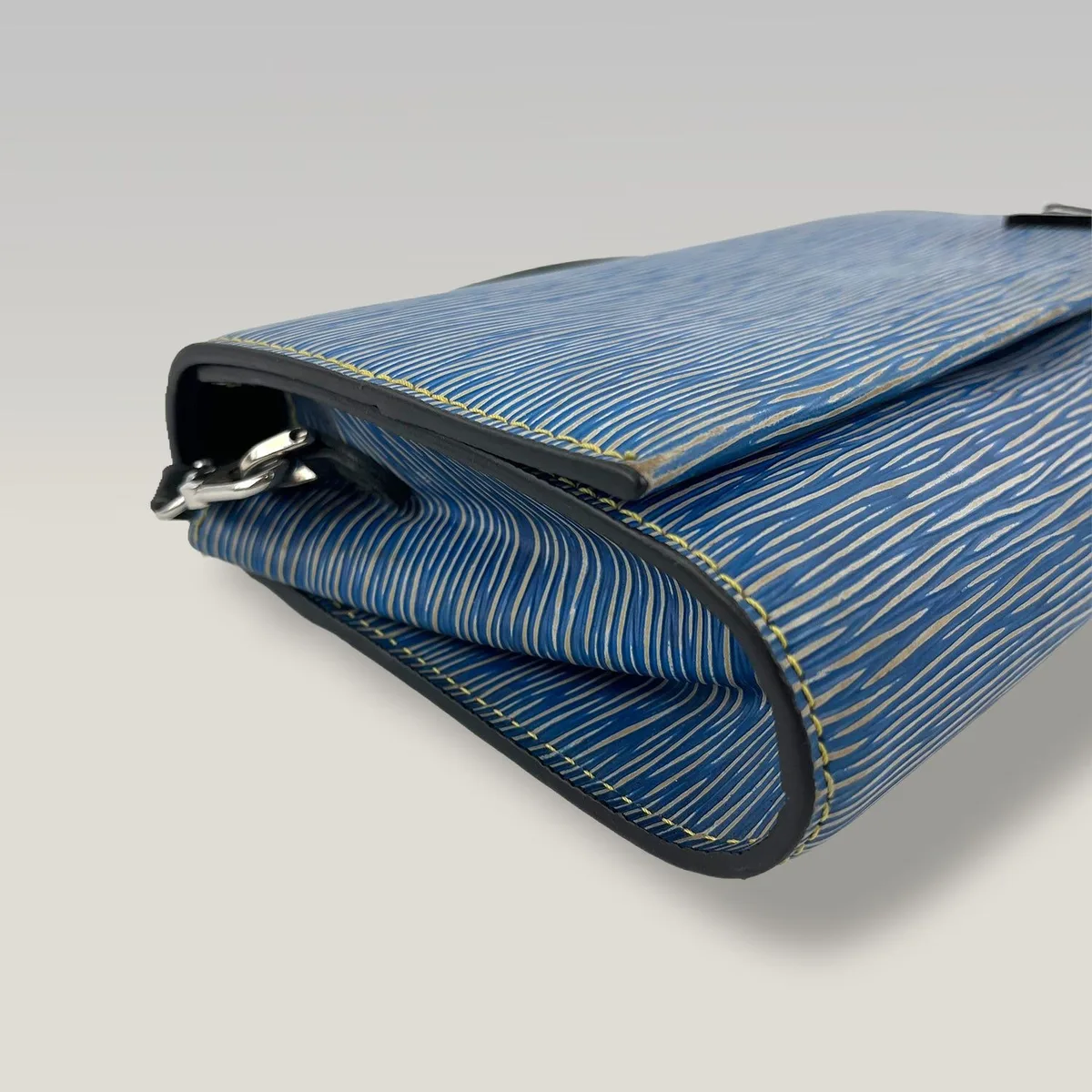 Louis Vuitton Cluny in Blue, photo 4