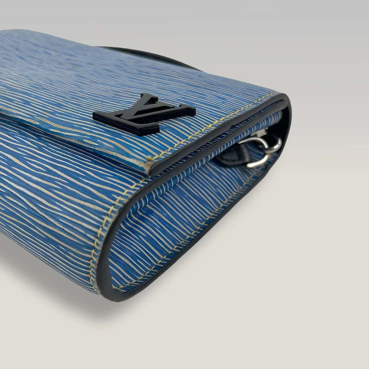 Louis Vuitton Cluny in Blue, photo 5